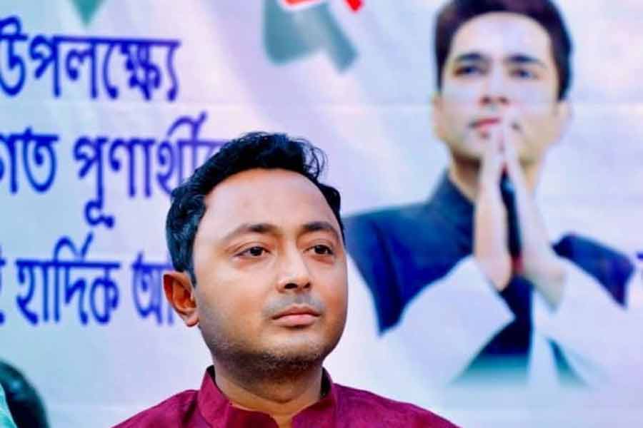 যদিও কেউ কেউ ভাবেন, তৃণমূল কাউন্সিলর দেবরাজ চক্রবর্তীর মাথায় হাত রেখেছেন  দলের সর্বভারতীয় সাধারণ সম্পাদক অভিষেক বন্দ্যোপাধ্যায়। যাঁর হাত ধরে তৃণমূলে দেবরাজ দ্বিতীয় ইনিংস শুরু করেছিলেন । 