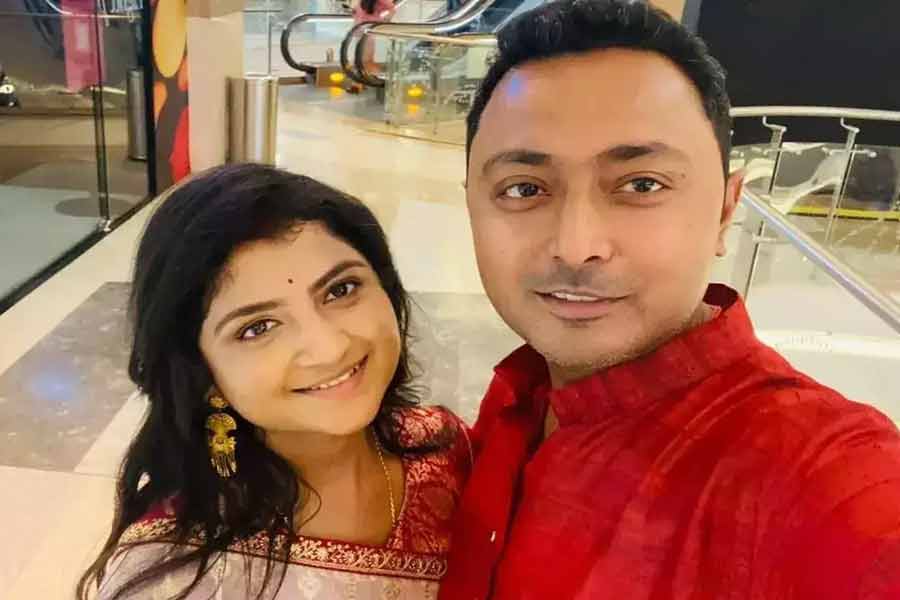 তবে এ সব তো তাঁর রাজনৈতিক পরিচয়। গোটা বাংলা দেবরাজকে চেনে অন্য এক পরিচয়ে। বাংলার আমজনতার কাছে তিনি কীর্তনশিল্পী অদিতি মুন্সীর স্বামী।