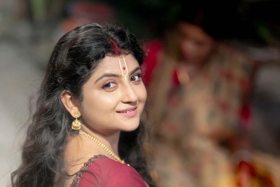 মিষ্টি হাসি, লক্ষ্মী ঠাকুরের মতো ছোটখাটো চেহারার অদিতিকে বাংলা চিনেছে কীর্তনের সুরে। ২০১৮ সালে সেই অদিতির সঙ্গে দেবরাজের বিয়ে হয়।  