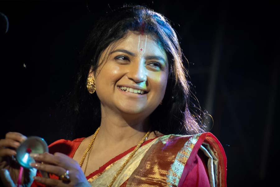 প্রচারের আড়ালে থেকে দলের সংগঠনের মেরুদণ্ড শক্ত করায় বিশ্বাসী দেবরাজের নাম আজ জানে বাঙালি। অদিতি আগেই পৌঁছে গিয়েছেন বাংলার ঘরে ঘরে। তাঁর স্বর মন ছুঁয়েছে আপামর বাঙালির। 