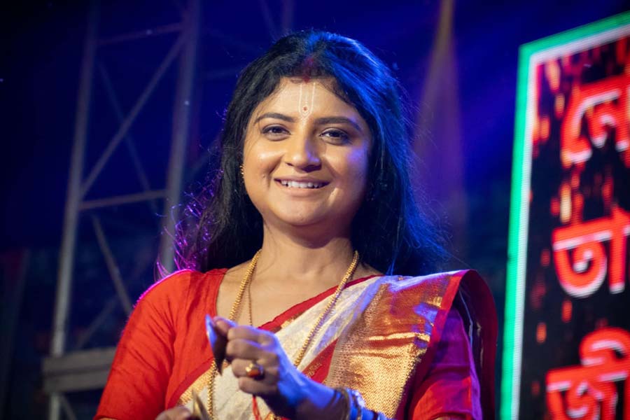 মঞ্চে উঠলে ঈশ্বর ভজনে মগ্ন অদিতির গানে দোল খায় রাশি রাশি মাথা। উদ্বাহু হয়ে নাচেন মানুষ। কারও বা গাল বেয়ে নামে ধারা।