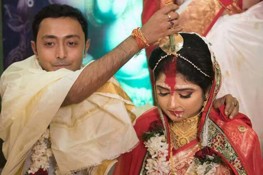 দেবরাজ কে? এই প্রশ্নই বাংলার সাধারণ মানুষ প্রথম জানতে চেয়েছিল অদিতির সঙ্গে বিয়ের খবর প্রকাশ্যে আসার পর। তার পর যদিও তাঁর কাজের কথা জেনেছেন আগ্রহীরা। 