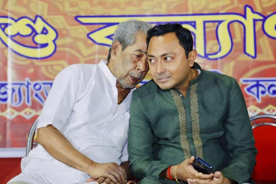 জেনেছেন, আড়ালে থাকলেও দেবরাজ আসলে রাজ্যের শাসকদলের এক জন ‘দাপুটে’ নেতা। রাজনীতিতে নিজের জায়গা করে নিতে জেলও খাটতে হয়েছে তাঁকে। 