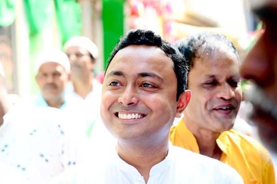 যুব তৃণমূলের নেতা হিসাবে রাজনৈতিক জীবন শুরু করেছিলেন। উত্তর ২৪ পরগনার জেলা যুব তৃণমূলের সভাপতিও ছিলেন। পরে রাজারহাট-গোপালপুরের প্রাক্তন বিধায়ক তথা প্রাক্তন কৃষিমন্ত্রী পূর্ণেন্দুর আপ্তসহায়ক হিসাবেও কাজ করেন।