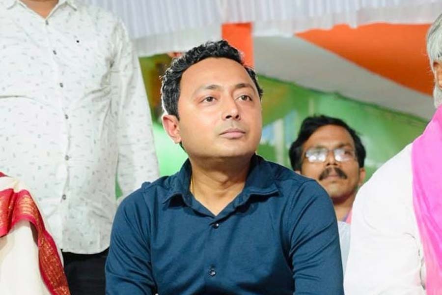 বিধাননগরে ভোটে দাঁড়ানোকে কেন্দ্র করে তৎকালীন মন্ত্রী পূর্ণেন্দু বসু ও তৃণমূলের রাজ্যসভার সাংসদ দোলা সেনের সঙ্গে চরমে উঠেছিল দেবরাজের বিবাদ। শোনা গিয়েছিল, সেই বিবাদের জেরেই তৃণমূলের টিকিট পাননি তিনি।