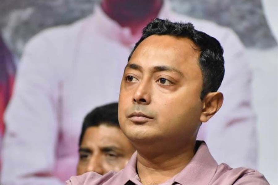 যদিও সেই সিদ্ধান্তের জন্য খেসারতও কম দিতে হয়নি দেবরাজকে। ভোটের দিন তাঁকে মারধর করে তুলে নিয়ে যায় পুলিশ। রাতে ছেড়ে দিয়ে আবার পরের দিন দক্ষিণ দমদমের এক তৃণমূল কাউন্সিলরকে মারধরের অভিযোগে গ্রেফতার করা হয় দেবরাজকে।