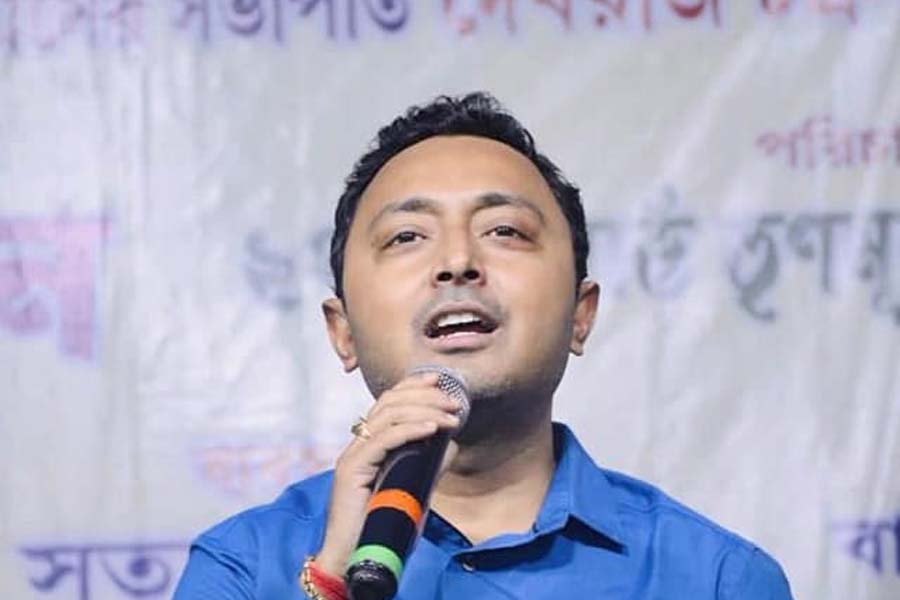 শোনা যায়, থানায় বসেই দেবরাজ এসএমএস পাঠিয়েছিলেন পূর্ণেন্দুকে— ‘জেঠু, আমি অ্যারেস্ট হলাম। ভুল কিছু করিনি। তা-ও হলাম। প্রেসকে সব বলব তোমার আর দোলাদির ব্যাপারে। এত নীচে নামবে আমি জানতাম না। থ্যাঙ্ক ইউ।’ 