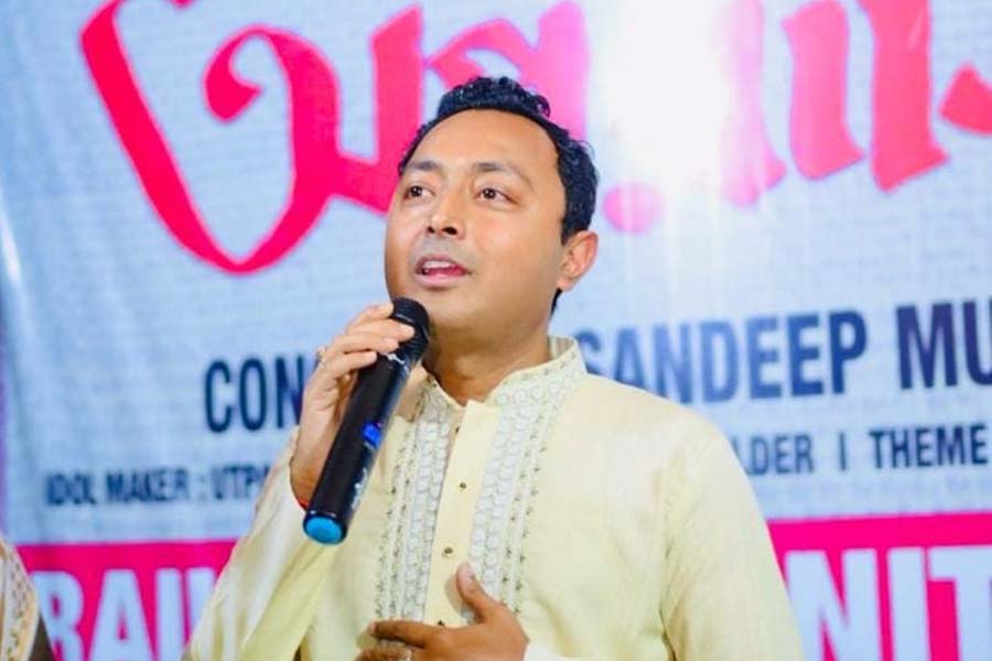 তবে কয়েক মাসের মধ্যেই ‘হাত’ ছেড়ে ফের ঘরের ছেলে ফিরে আসেন ঘরে। তৃণমূলে ভবনে এসে তৃণমূলের তৎকালীন যুব সভাপতি অভিষেকের উপস্থিতিতে আনুষ্ঠানিক ভাবে ঘাসফুলের পতাকা হাতে তুলে নেন।