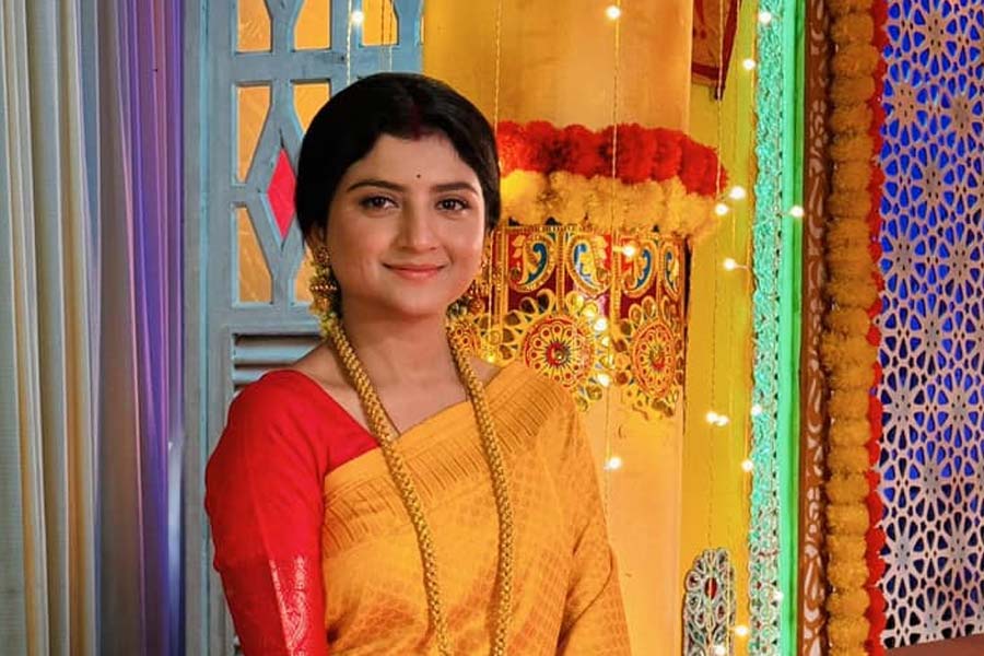 এর কিছু দিন পরেই ২০১৮ সালে অদিতির সঙ্গে বিয়ে। জ্যাংড়া এলাকার বাসিন্দা দেবরাজ। অদিতি থাকতেন বাগুইআটিতে। কাছাকাছি এলাকা। কিন্তু বিয়ের আগে দেখা হলেও সে ভাবে আলাপ হয়নি। বাড়ি থেকে দেখাশোনা করেই বিয়ে। এখন অবশ্য সেই অদিতি বিধায়ক। 