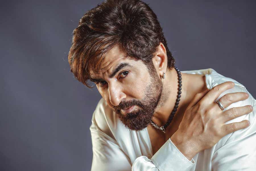 Tollywood actor Jeet celebrates his 45th birthday in SRK style