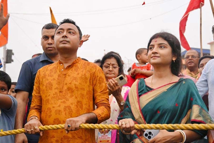 ঘটনাচক্রে যে পূর্ণেন্দু এক সময়ে দেবরাজকে টিকিট দিতে চাননি, সেই পূর্ণেন্দুকেই সরিয়ে দেবরাজের স্ত্রীকে টিকিট দেয় তৃণমূল। নিন্দকেরা বলেন, দেবরাজই স্ত্রীর জন্য আর্জি জানিয়েছিলেন দলের কাছে। কিন্তু নিন্দকদের মুখ কবেই বা বন্ধ করা গিয়েছে! 