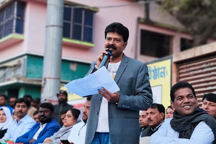 নিয়োগ দুর্নীতি মামলার তদন্তে মুর্শিদাবাদের তৃণমূল বিধায়ক জাফিকুল ইসলামের বাড়িতে সিবিআই তল্লাশি ঘিরে জোর তরজা শুরু হয়েছে রাজ্য-রাজনীতিতে। কেন্দ্রীয় তদন্তকারী সংস্থা সূত্রে খবর, বিধায়কের বাড়ি থেকে ইতিমধ্যেই লাখ লাখ টাকা নগদ পেয়েছেন গোয়েন্দারা। মিলেছে প্রচুর সোনার গয়নাও। 