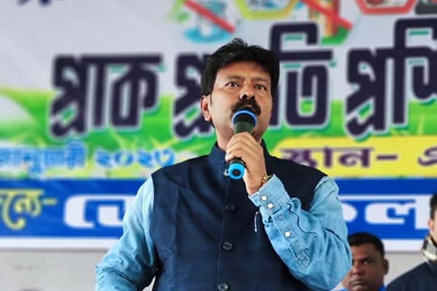 বৃহস্পতিবার সকাল থেকেই জাফিকুলের বাড়িতে তল্লাশি শুরু করে সিবিআই। তখন বাড়িতে ছিলেন না বিধায়ক। সিবিআই কর্তারা জাফিকুলের বাড়িতে ঢুকতেই কেন্দ্রীয় বাহিনীকে দিয়ে বাড়ির গোটা চত্বর ঘিরে ফেলা হয়। এর পর দুপুর নাগাদ নিয়ে আসা হয় টাকা গোনার যন্ত্র। তার পরেই সিবিআই সূত্রে খবর মেলে, বিধায়কের বাড়ির শৌচাগারের লফ্‌ট থেকে সাত লক্ষ ৯০ হাজার টাকা উদ্ধার হয়েছে। 