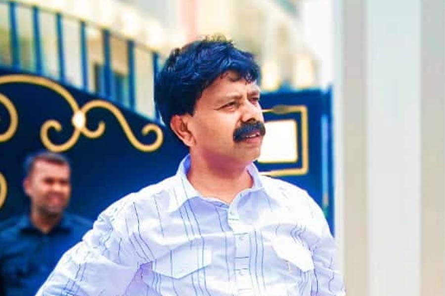 ১২ ঘণ্টা পর রাত সওয়া ৮টা নাগাদ জাফিকুলের বাড়ি থেকে বেরোন সিবিআই আধিকারিকেরা। সেই সময় কেন্দ্রীয় গোয়েন্দাদের হাতে দু’টি ব্যাগ ছিল। আর ছিল লাল কাপড়ে মোড়া কিছু জিনিস। সিবিআই সূত্রে দাবি, বিধায়কের বাড়ি থেকে উদ্ধার হওয়া নগদ অর্থের একাংশ বাজেয়াপ্ত করা হয়েছে। 