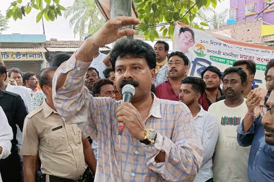 তদন্তকারীদের সূত্রে খবর, জাফিকুলের স্ত্রী বীণা সরকারের ঘরে তল্লাশি চালিয়ে বেশ কিছু সোনার গয়নার হদিসও মিলেছে। ওই সূত্রের দাবি, বীণা তদন্তকারীদের জানিয়েছেন, কলেজের অধ্যক্ষা হিসেবে তিনি যে বেতন পান, সেখান থেকেই এই সোনা কেনা। যদিও সেই সংক্রান্ত কোনও নথি এখনও তিনি দেখাতে পারেননি। কেন্দ্রীয় গোয়েন্দাদের হাতে লাল কাপড়ে মোড়া যে জিনিস দেখা গিয়েছে, তা ‘বাজেয়াপ্ত’ হওয়া গয়না বলেই মনে করা হচ্ছে। সিবিআই সূত্রে খবর, এ ছাড়াও দু’টি মোবাইল বাজেয়াপ্ত করা হয়েছে।