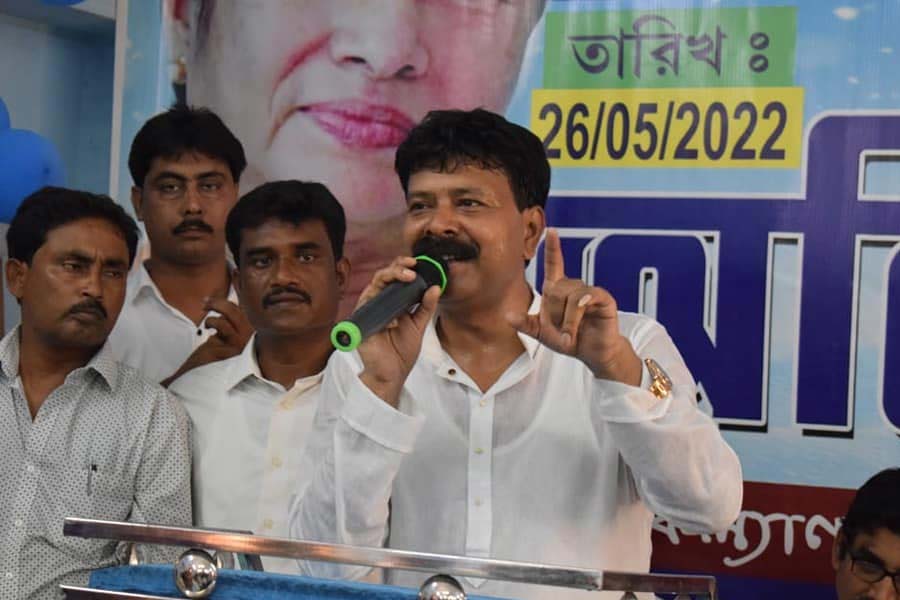 কিন্তু কে এই ব্যবসায়ী-বিধায়ক জাফিকুল? প্রতিবেশীদের সূত্রে জানা গিয়েছে, ডোমকল পুরসভার ১৪ নম্বর ওয়ার্ডে গোবিন্দপুর এলাকার বাড়িতে একটি কয়েন বুথের দোকান খুলে ব্যবসা শুরু করেন জাফিকুল। তখন তাঁর বয়স মাত্র ২৪। 