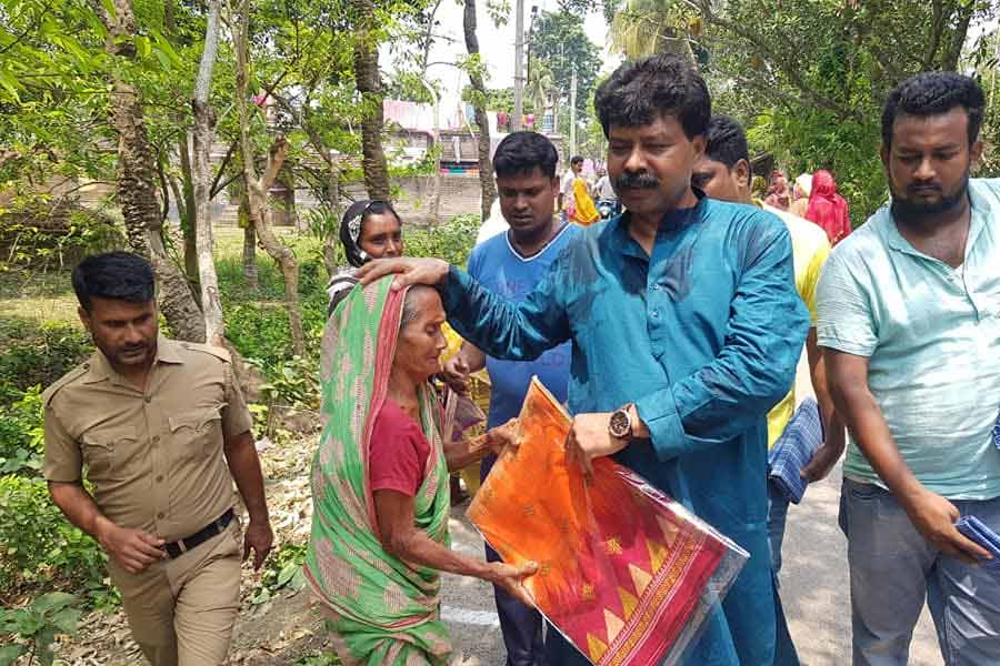 পরিবার সূত্রে জানা গিয়েছে, কয়েন বুথের দোকান চালানোর সময়েই একটি রাষ্ট্রায়ত্ত ব্যাঙ্ক থেকে ৫৩ লক্ষ টাকার ঋণ নিয়েছিলেন জাফিকুল। তা নিয়ে যথেষ্ট বিতর্ক হয়। অভিযোগ ওঠে, মসজিদের সম্পত্তি নিজের নামে দেখিয়ে সেই ঋণ নিয়েছিলেন তিনি। কলকাতা হাই কোর্ট থেকে তাঁর বিরুদ্ধে গ্রেফতারি পরোয়ানাও জারি হয়। যদিও সেই টাকা পরে শোধ করে দেন জাফিকুল। কিন্তু তার পরেই তিনি ‘নিরুদ্দেশ’। প্রতিবেশীদের একটি সূত্রের দাবি, ২০১৪ সালের ওই ঘটনার পর ‘নিরুদ্দেশ’ হয়ে গিয়েছিলেন জাফিকুল। চলে গিয়েছিলেন কাশ্মীর।