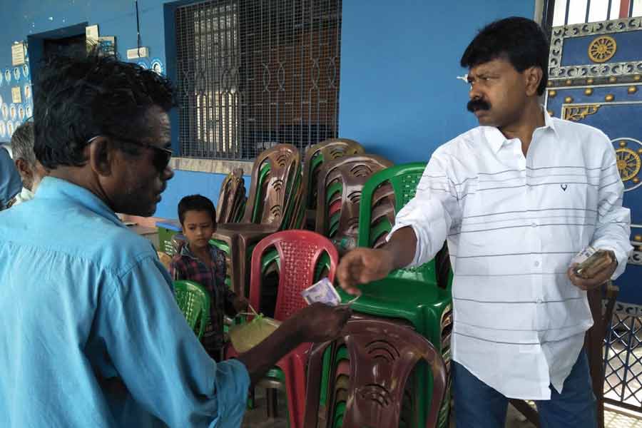 রাজনীতিতে জাফিকুলের উত্থান খুব বেশি দিন নয়। তৃণমূল সূত্রে খবর, ডোমকলে ফিরে আসার পর তৃণমূলের প্রয়াত প্রাক্তন সাংসদ মান্নান হোসেনের হাত ধরে রাজনীতিতে প্রবেশ জাফিকুলের। অভিযোগ, সেই পাচার কারবারের সঙ্গেও জড়িয়ে পড়েছিলেন তিনি।