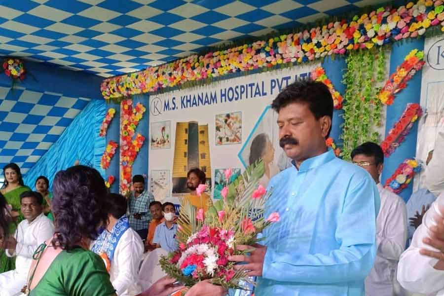 এলাকাবাসীর দাবি, রাজনীতিতে প্রবেশের পর থেকেই রকেটগতিতে উত্থান শুরু হয় জাফিকুলের। প্রচুর টাকাও করেছিলেন সেখান থেকে। সেই সময় বাড়িতে মুড়ির কল খোলেন। যার নাম ‘মা ভবানী মুড়ির মিল’। তখন থেকেই একের পর এক বিএড-প্যারামেডিক্যাল কলেজ গড়েন জাফিকুল। এই সময়ে দাঁড়িয়ে তাঁর সাতটি বিএড কলেজ, তিনটি প্যারামেডিক্যাল কলেজ রয়েছে। রয়েছে দু’টি ডিগ্রি কলেজও। দাবি, একটি পেট্রল পাম্পও রয়েছে জাফিকুলের।