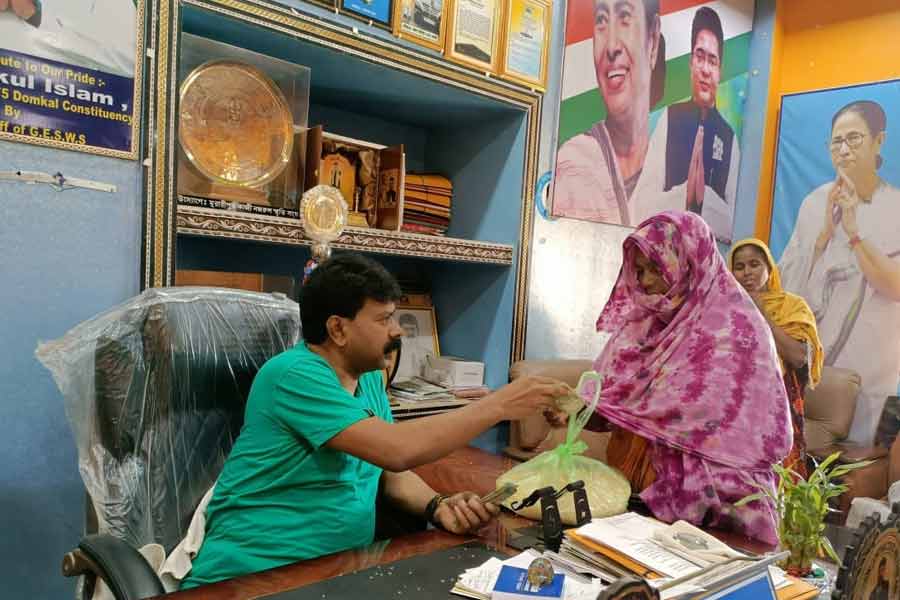 তৃণমূল সূত্রের জানা যায়, মূলত নিজের প্রতিষ্ঠিত কলেজের মাঠে রাজনৈতিক বিভিন্ন সভা করাকে কেন্দ্র করেই মান্নান হোসেন এবং তাঁর পুত্র সৌমিক হোসেনের কাছের লোক হয়ে ওঠেন জাফিকুল। পুরভোটে ডোমকলের ১৪ নম্বর ওয়ার্ড থেকে জয়ী হয়ে কাউন্সিলরও হন। 