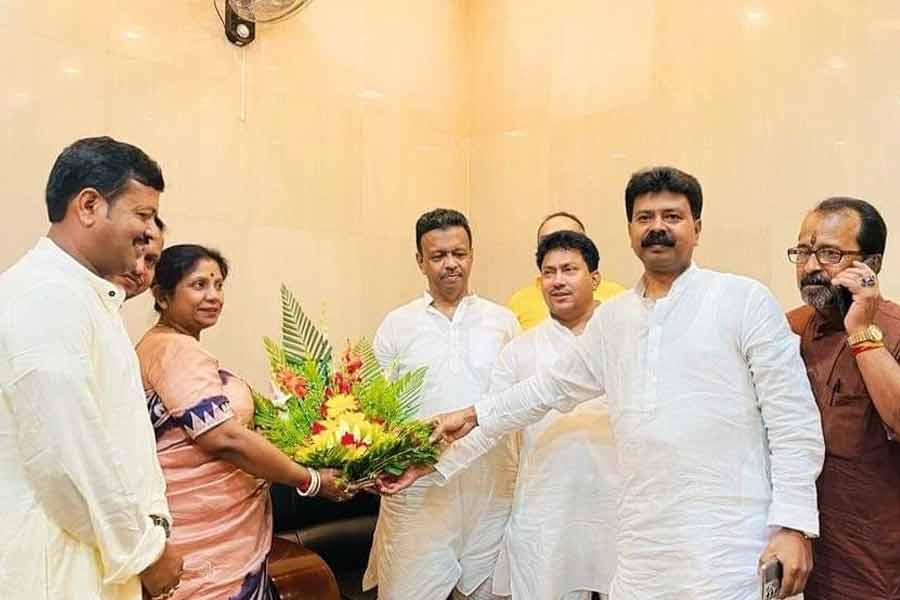 কিন্তু তার পর থেকেই সৌমিকের সঙ্গে দ্বন্দ্বে জড়াতে থাকেন জাফিকুল। সেই সময়েই তৎকালীন জেলা তৃণমূলের পর্যবেক্ষক শুভেন্দু অধিকারী (যিনি এখন বিজেপিতে এবং রাজ্যের বিরোধী দলনেতা)-র সঙ্গে তাঁর সুসম্পর্ক হয়। সৌমিকের বিরুদ্ধে পুরসভায় অনাস্থাকে ঘিরে ডামাডোলের মধ্যে পুরপ্রধান হিসেবে আত্মপ্রকাশ ঘটে জাফিকুলের। 