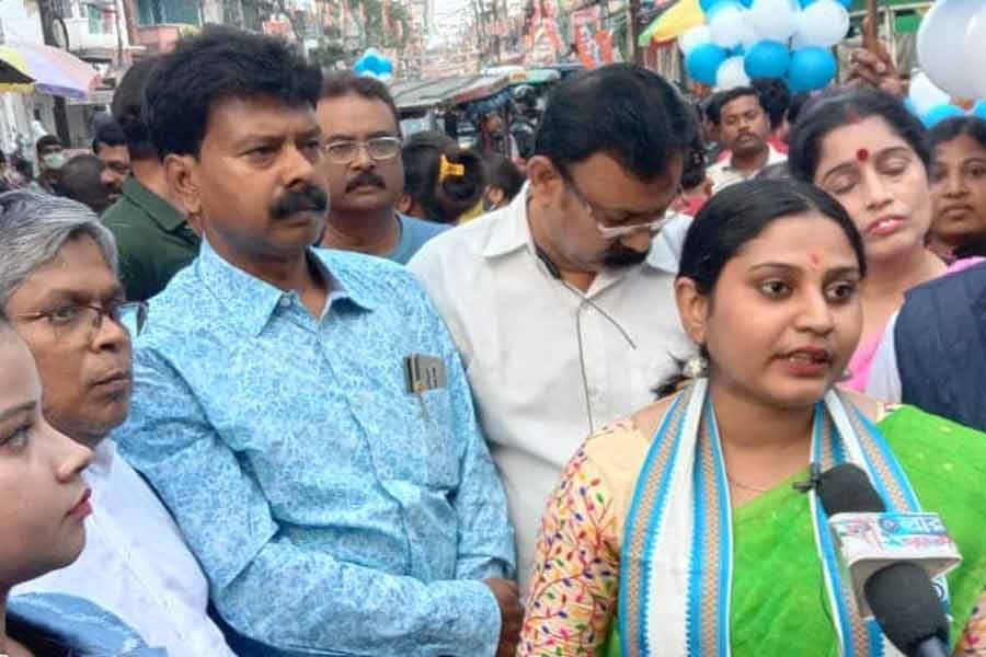 ২০২১ সালের পর থেকে তৃণমূল বিধায়ক মানিক ভট্টাচার্যের সঙ্গেও ঘনিষ্ঠতা বাড়তে থাকে জাফি‌কুলের। মানিকও নিয়োগ দুর্নীতি মামলায় গ্রেফতার হয়েছেন। 