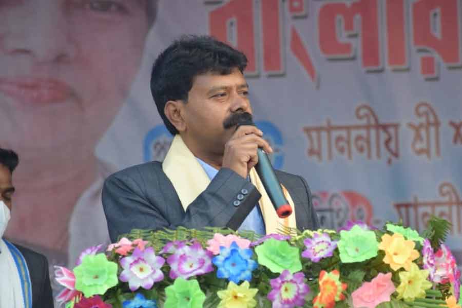 বেশ কয়েক বার বিতর্কেও জড়িয়েছেন জাফিকুল। এক সময়ে গরু পাচারের অভিযোগে তাঁর নাম জড়িয়েছিল। ২০২২ সালেও ডোমকলের প্রাক্তন ব্লক তৃণমূল সভাপতি প্রদীপ চাকীকে তাঁর অফিসে ঢুকে মারধরের অভিযোগও ওঠে জাফিকুলের ঘনিষ্ঠদের বিরুদ্ধে।