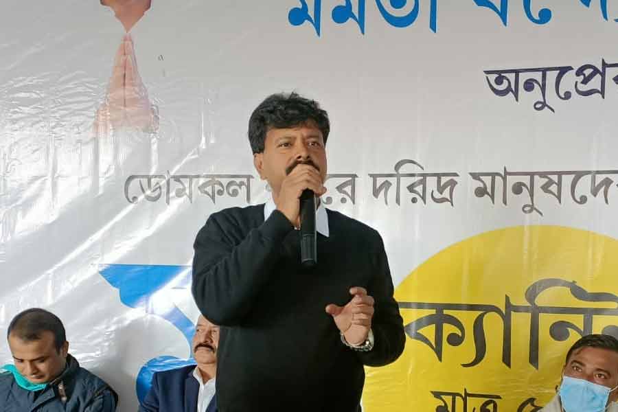 সেই জাফিকুলের নামও এ বার নিয়োগ দুর্নীতি মামলায় জড়িয়ে পড়েছে। তাঁর বাড়ি থেকে টাকা উদ্ধার নিয়ে ইতিমধ্যেই নিজেদের অবস্থান জানিয়েছে শাসকদল তৃণমূল। এ ব্যাপারে দলের মুখপাত্র কুণাল ঘোষ বলেন, ‘‘কোনও কোনও সূত্রে বলা হচ্ছে, জাফিকুলের বাড়ি থেকে টাকা পাওয়া গিয়েছে। সেই টাকা বৈধ না অবৈধ, সে ব্যাপারে সিদ্ধান্ত নেওয়ার সময় এখনও আসেনি। যদি ব্যবসার টাকা হয়, তা হলে তার বৈধতা নিয়ে কার কী বলার আছে? আর যদি অবৈধ হয়, তা হলে দলের অবস্থান আগেই অভিষেক বন্দ্যোপাধ্যায় জানিয়ে দিয়েছেন— জ়িরো টলারেন্স।’’