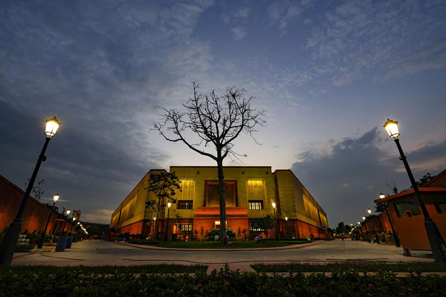 আকর্ষণ: রাজধানীর নতুন সংসদ ভবন নিয়ে আলোচনার অন্ত নেই।