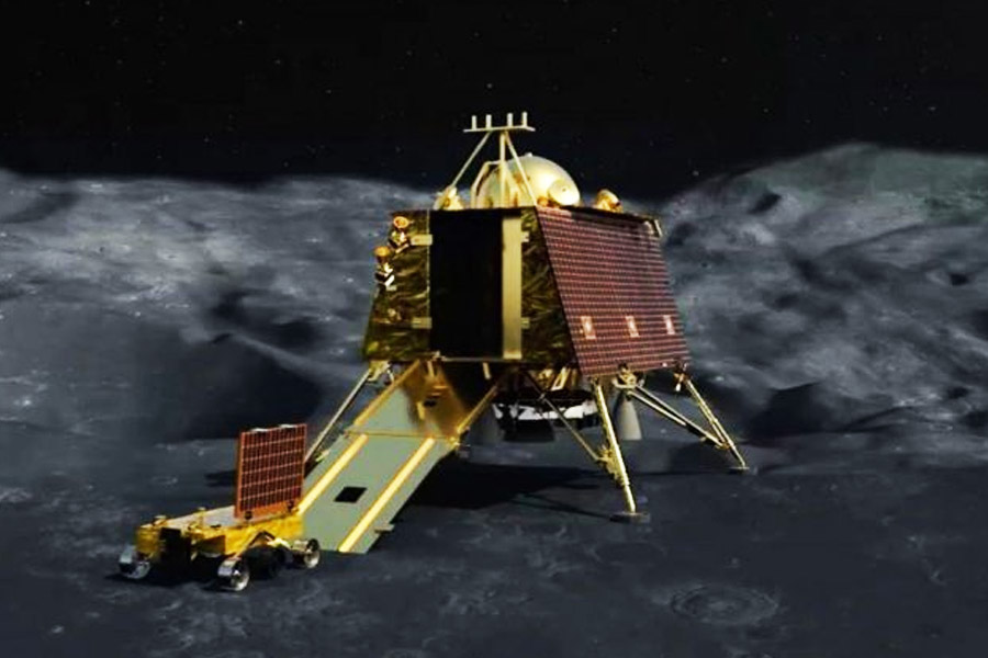 ২৩ অগস্ট চাঁদের দক্ষিণ মেরুতে নেমেছে চন্দ্রযান-৩। প্রযুক্তির মাধ্যমে চাঁদের বুকে সালফার, অ্যালুমিনিয়াম, ক্যালশিয়াম-সহ একাধিক যৌগের হদিস পেয়েছে ভারতীয় মহাকাশ গবেষণা কেন্দ্র ইসরোর বিজ্ঞানীরা। এই সফল অভিযানের নেপথ্যে রয়েছেন যাঁরা, তাঁদের শিক্ষাগত যোগ্যতা কী?