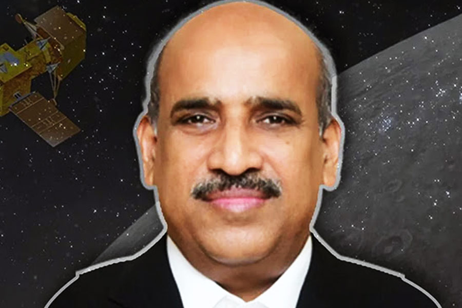 এই অভিযানের সঙ্গে জড়িয়ে ছিলেন ইউআর রাও স্যাটেলাইট সেন্টারের ডিরেক্টর এম শঙ্করন। তামিলনাড়ুর তিরুচিরাপল্লির ভারতীদসন বিশ্ববিদ্যালয় থেকে স্নাতোকত্তর ডিগ্রি অর্জন  করেছেন তিনি। এর পর তিনি ইসরো স্যাটেলাইট সেন্টারে যোগ দেন, যা এখন ইউআর রাও স্যাটেলাইট সেন্টার নামে পরিচিত।   