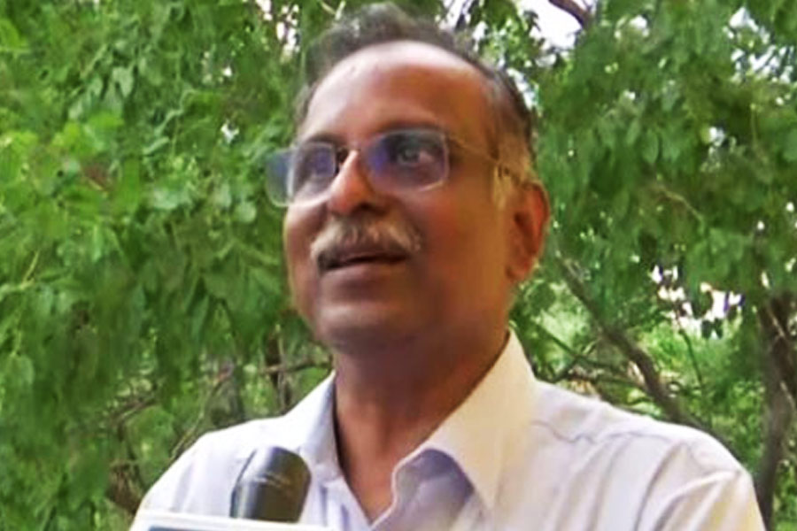 লিকুইড প্রোপালশন সিস্টেমস সেন্টার (এলপিএসসি)-এর ডিরেক্টর ভি নারায়ণও রয়েছেন এই সফল চন্দ্রাভিযানের নেপথ্যে। তিনি ক্ষেপণাস্ত্র উৎক্ষেপণের বিশেষজ্ঞ। ১৯৮৪ সালে তিনি ইসরোয় যোগ দেন।