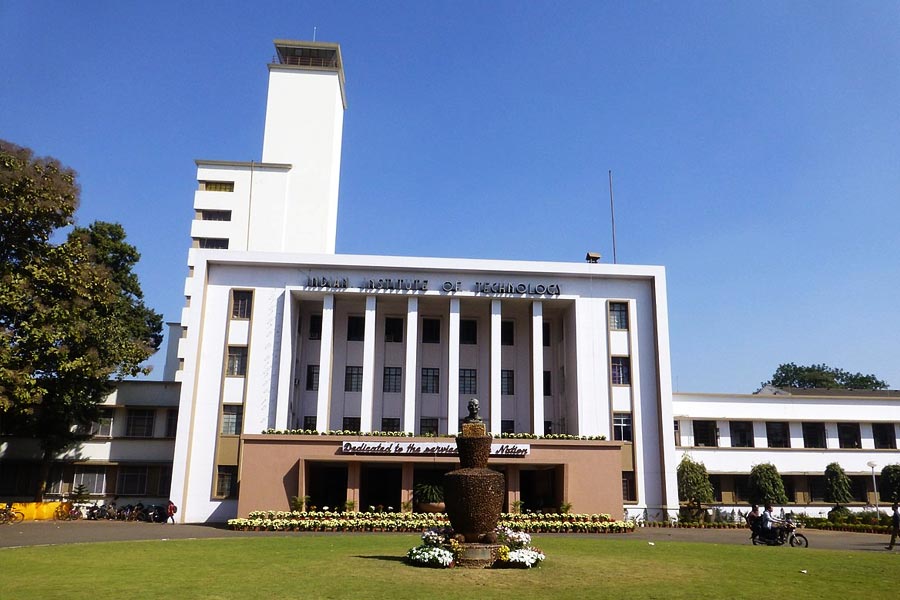 খড়্গপুর আইআইটির প্রাক্তনী নারায়ণ। ১৯৮৯ সালে ক্রায়োজেনিক ইঞ্জিনিয়ারিংয়ে এমটেক করেন তিনি। প্রথম স্থান অধিকার করে পদকও পেয়েছিলেন তিনি।