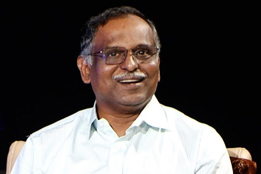 এরোস্পেস ইঞ্জিনিয়ারিংয়ে গবেষণা করে পিএইচডি পান নারায়ণ। অ্যাস্ট্রোনটিক্যাল সোসাইটি অফ ইন্ডিয়া তাঁর কৃতিত্বের জন্য সোনার পদক দেয়। চেন্নাইয়ের সত্যভামা বিশ্ববিদ্যালয় তাঁকে বিজ্ঞান বিভাগে সাম্মানিক ডক্টরেট ডিগ্রি দেয়।