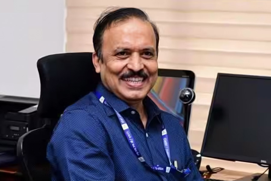 কেরল বিশ্ববিদ্যালয় থেকে মেকানিক্যাল ইঞ্জিনিয়ারিংয়ে বিটেক পাশ করেন। বেঙ্গালুরুর আইআইএসসি থেকে এরোস্পেস ইঞ্জিনিয়ারিংয়ে স্নাতকোত্তর নায়ার।