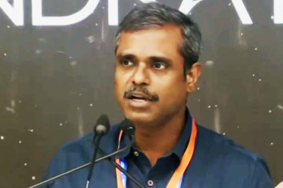 চন্দ্রযান-৩-এর প্রোজেক্ট ডিরেক্টর হলেন পি ভিরামুথুভেল। ভিল্লুপুরমের রেলওয়ে স্কুলে পড়াশোনা করেছেন তিনি। এর পর একটি বেসরকারি পলিটেকনিক কলেজ থেকে মেকানিক্যাল ইঞ্জিনিয়ারিংয়ে স্নাতক  হন।