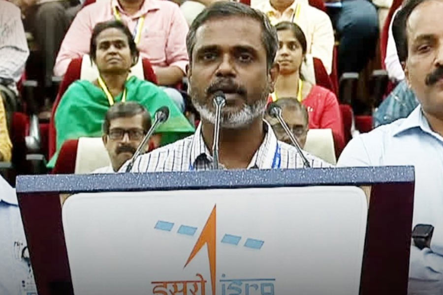 এর পর অন্য একটি ইঞ্জিনিয়ারিং কলেজ থেকে স্নাতকোত্তর ডিগ্রি  পান। আইআইটি মাদ্রাজ থেকে পিএইচডি করেন ভিরামুথুভেল।