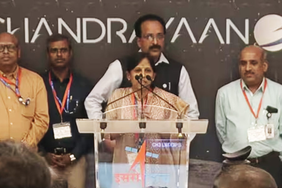 এর পর মাদ্রাজ বিশ্ববিদ্যালয়ে ইলেক্ট্রনিক্স এবং কমিউনিকেশনে বিটেক করেন তিনি। এই বিজ্ঞানীদের কৃতিত্বেই সাফল্যের শিখরে পৌঁছেছে চন্দ্রযান-৩।