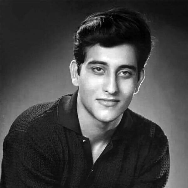 তবে শুধুমাত্র পাকিস্তানি তারকারাই নন, হিন্দি ফিল্মজগতের বহু অভিনেতা এবং অভিনেত্রীকে পাকিস্তানি ছবি বা ধারাবাহিকে অভিনয় করতে দেখা গিয়েছে। এই তালিকায় রয়েছেন বিনোদ খন্না, জনি লিভার, নেহা ধুপিয়া এবং শ্বেতা তিওয়ারির মতো তারকারা।