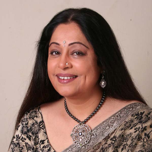 পঞ্জাবি ভাষা থেকে শুরু করে হিন্দি এবং বাংলা ভাষার ছবিতে অভিনয় করে প্রশংসা কুড়োন কিরণ খের। আশির দশকে অভিনয় শুরু করেন তিনি।