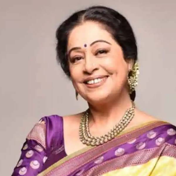 ২০০৩ সালে মুক্তিপ্রাপ্ত ‘খামোশ পানি’ নামের একটি উর্দু ছবিতে অভিনয় করেন কিরণ। সুইজ়ারল্যান্ডের একটি চলচ্চিত্র উৎসবে ‘খামোশ পানি’র জন্য সেরা অভিনেত্রীর পুরস্কারও পান তিনি।