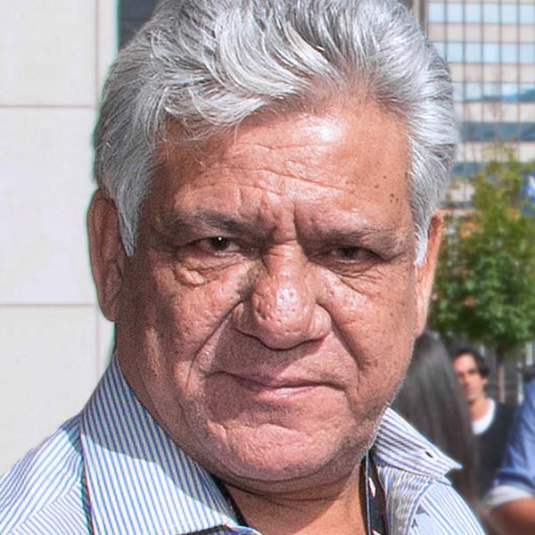 ২০১৬ সালে ‘অ্যাক্টর ইন ল’ নামের উর্দু ছবিটি প্রেক্ষাগৃহে মুক্তি পায়। পাকিস্তানি এই ছবিতে অভিনয় করে বহুল প্রশংসা পান ওম।