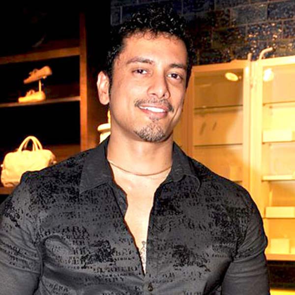 পাকিস্তানি ছবি ‘সুলতানত’-এ খলনায়কের ভূমিকায় অভিনয় করতে দেখা যায় ছোট পর্দার অভিনেতা আকাশদীপ সহগলকে।