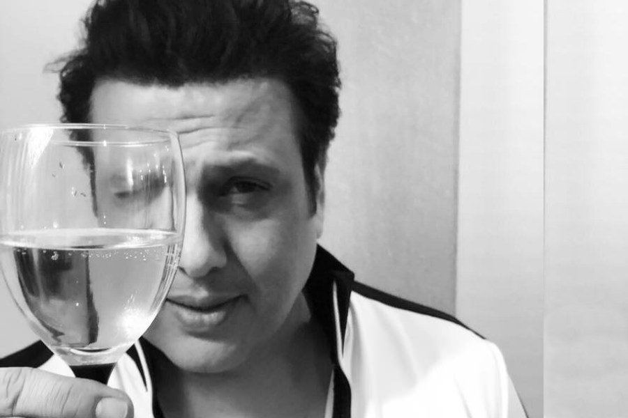 দিল্লির নামী বিশ্ববিদ্যালয়ের অধ্যাপক। কিন্তু ভাল চাকরি, পড়াশোনার বাইরেও নিজের জীবনে বড়ই একা চরিত্রটি। 