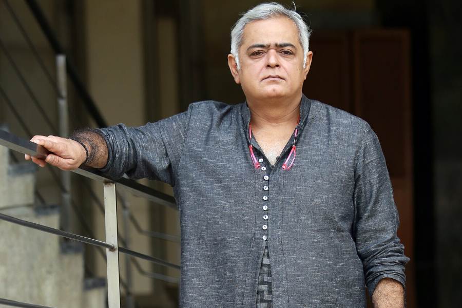 ছবিটি পরিচালনা করেছিলেন হনসল মেহতা। বলিউডের অন্য ধারার চলচ্চিত্রকার বলে পরিচিত হনসল। তাঁর এই ছবি মুক্তি পাওয়ার পর বিদেশি ফিল্ম সমালোচকদেরও প্রশংসা পেয়েছিল।