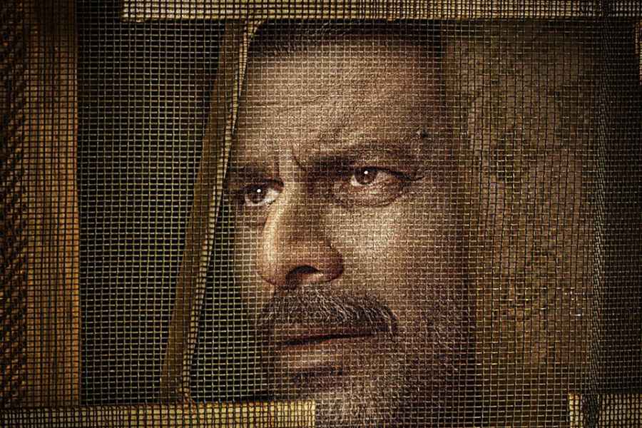 হনসল এই সমকামী অধ্যাপক প্রফেসর রামচন্দ্র সিরসের ভূমিকাতেই গোবিন্দকে নেওয়ার কথা ভেবেছিলেন।