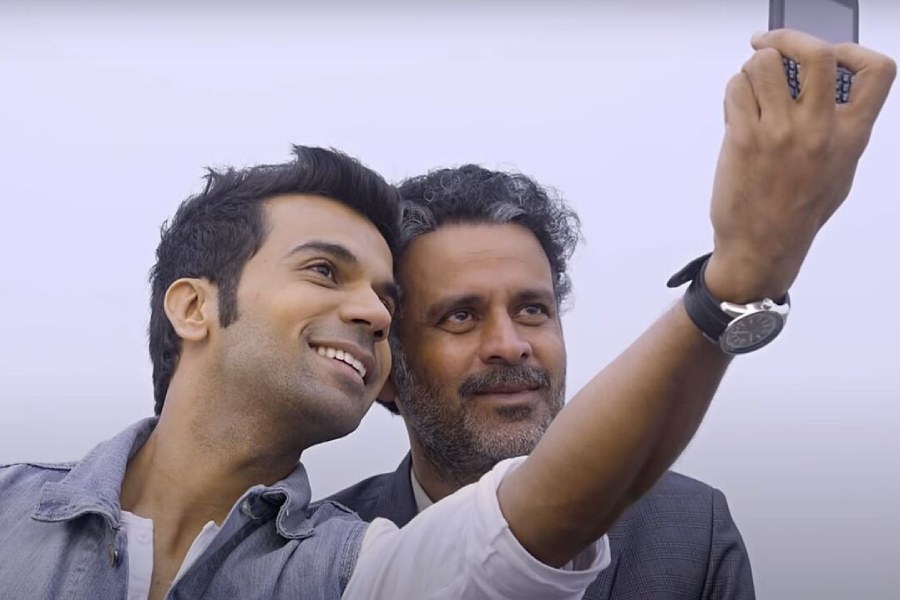 ছবিতে মনোজের পাশাপাশি অভিনয় করেছিলেন রাজকুমার রাও। এক সাংবাদিকের চরিত্রে অভিনয় করেছিলেন তিনি। যাঁর সঙ্গে মানসিক যোগ গড়ে ওঠে ওই সমকামী অধ্যাপকের। 