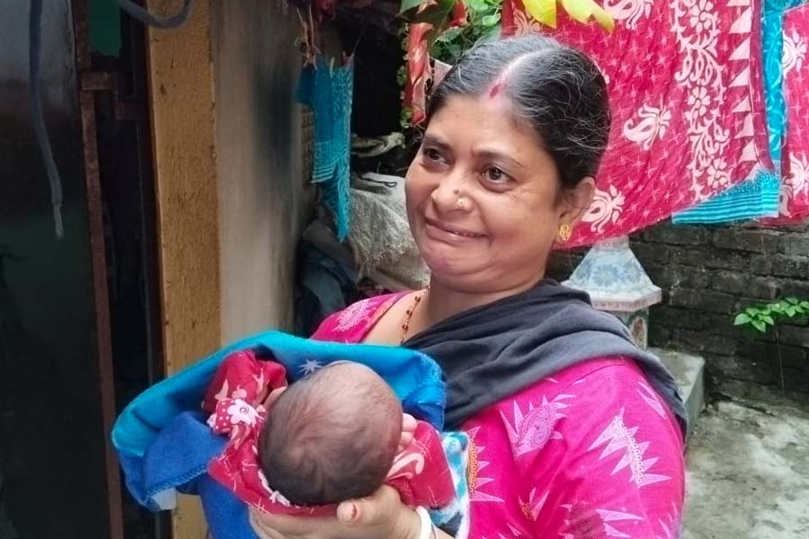 Couple who adopt a new born child had to give it the mother in Hooghly dgtld