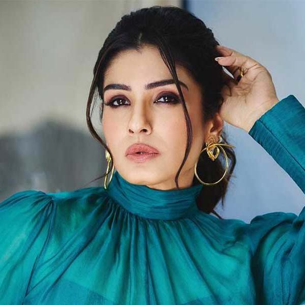 রবীনা সাক্ষাৎকারে জানান, তিনি যখন কেরিয়ারে সাফল্যের চূড়ায় পৌঁছন, তখন রাজনীতির শিকার হন। অভিনেত্রী বলেন, ‘‘আমি সব সময় স্বাস্থ্যকর প্রতিযোগিতায় বিশ্বাস রেখেছি। আমার মনে হয় এই ধরনের প্রতিযোগিতা থাকলে এক জন তাঁর সেরাটা দিতে পারেন। কিন্তু বলিউডে সবাই এক রকম ভাবতেন না।’’   