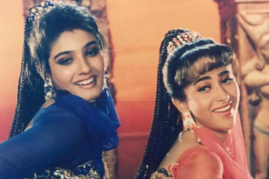 বলিপাড়ার অভিনেত্রী করিশ্মা কপূরের নাম উল্লেখ করে রবীনা জানান, করিশ্মার সঙ্গে তাঁর তুমুল প্রতিযোগিতা ছিল। তিনি বলেন, ‘‘আমি এবং করিশ্মা একই ধারার ছবিতে, একই রকমের চরিত্রে অভিনয় করতাম। এমনকি নাচের শৈলীও প্রায় একই ধরনের ছিল আমাদের।’’ কিন্তু করিশ্মার সঙ্গে নাকি সম্পর্কের সমীকরণ সরল ছিল না রবীনার।